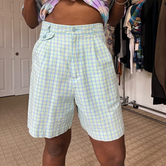 High waisted shorts for your next picnic! Vibrant colors.  Size 8. - Picture 5 of 6